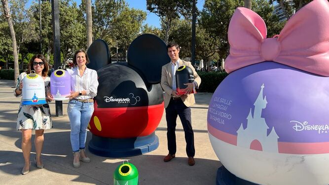 La magia del reciclaje vuelve a tomar las calles de Almería con iglús de Disneyland Paris