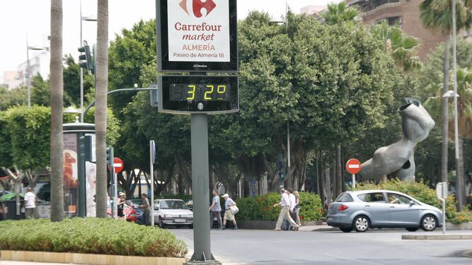 Uno de los termómetros digitales de la Rambla en Almería.