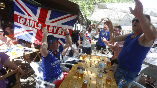 Aficionados del Glasgow Rangers disfrutando en la Alameda (Sevilla).