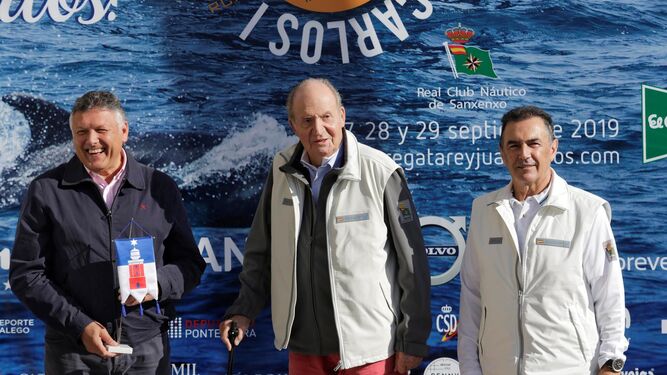 Imagen de archivo del rey Juan Carlos acompañado de Telmo Martín (I), alcalde de Sanxenxo y Pedro Campos (d), presidente del Real Club Náutico de la localidad gallega
