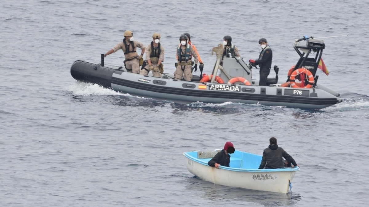 Momento en el que el patrullero ‘Infanta Elena’ de la Armada rescató a los supervivientes.