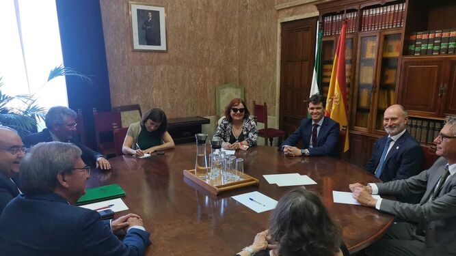 El secretario de Estado de Justicia se ha reunido con operadores judiciales de Almería.