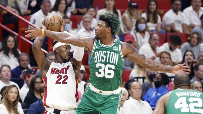 El alero de los Miami Heat, Jimmy Butler (i) trata de evitar la marca del jugador de los Boston Celtics Marcus Smart (d) en el segundo partido de la final de la Conferencia Este, disputado en Miami, Florida