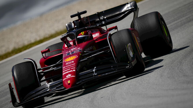 Leclerc toma una curva con su Ferrari