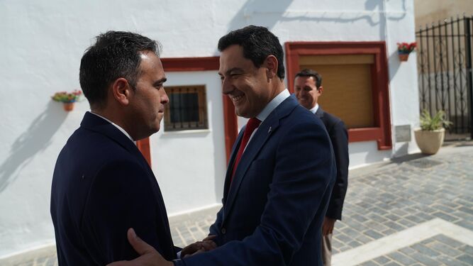 El alcalde de Antas, Pedro Ridao, saluda al presidente de la Junta de Andalucía.
