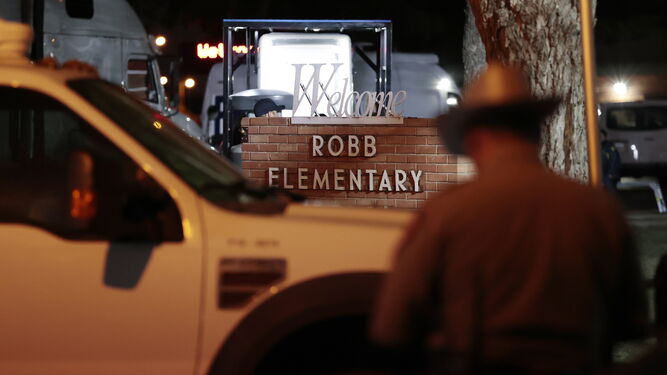 Policías e investigadores trabajan en la escena de un tiroteo masivo en el centro Robb Elementary School en Uvalde, Texas