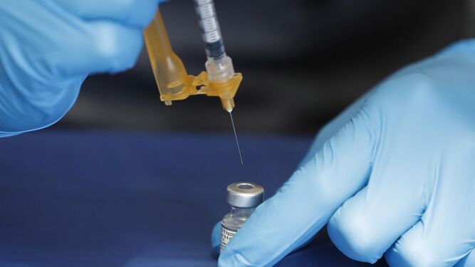 En la imagen de archivo, un especialista prepara una vacuna contra la covid