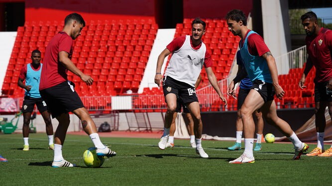 Juan Villar en un entrenamiento junto a Robertone y Eguaras