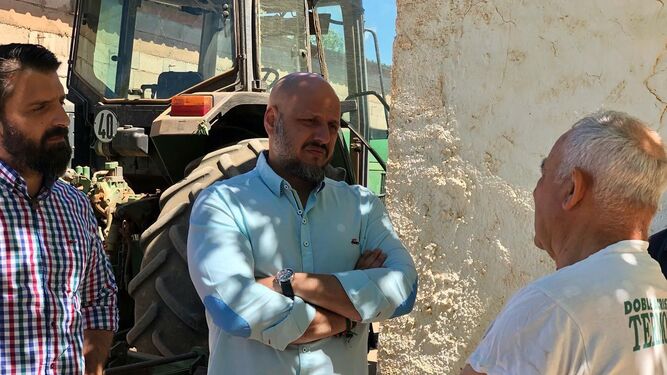Rojas y Alonso conversan con un agricultor en Fiñana.