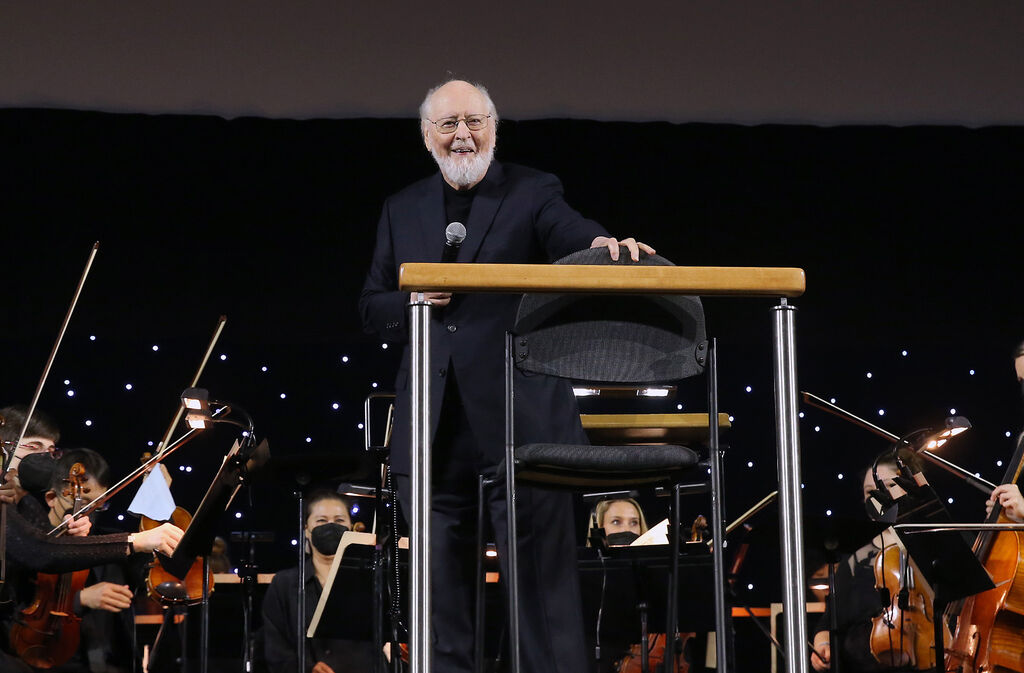 John Williams dirige a la orquesta en el evento de Indiana Jones en la Star Wars Celebration