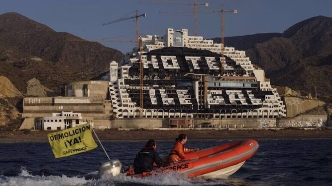Imagen de archivo de una zódiac de Greenpeace navegando frente al hotel de El Algarrobico .