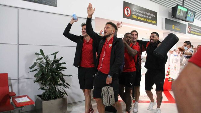 Carriço, Villar, Akieme, Eguaras y Samú a la llegada al aeropuerto de Almería