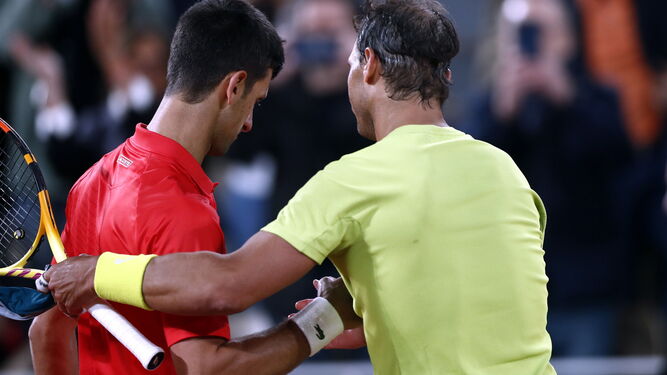 Djokovic felicita a Nadal tras el triunfo del balear.