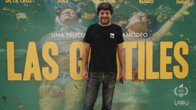 Santi Amodeo ante el cartel de su última película.