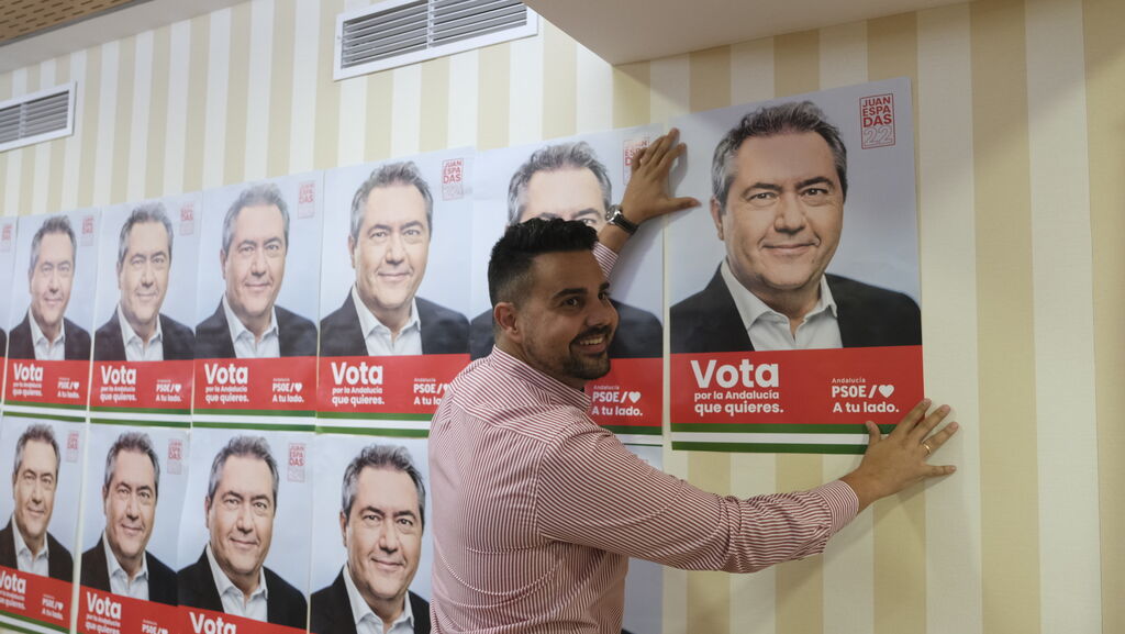 Im&aacute;genes del inicio de campa&ntilde;a electoral andaluza con la pegada de carteles.