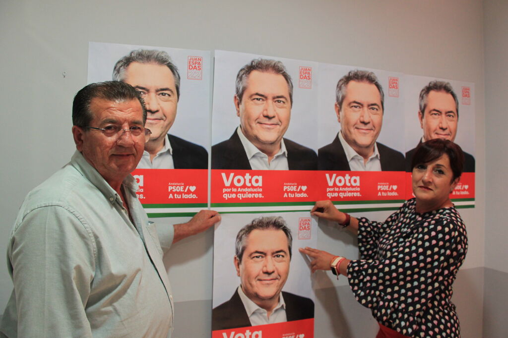 Im&aacute;genes del inicio de campa&ntilde;a electoral andaluza con la pegada de carteles.