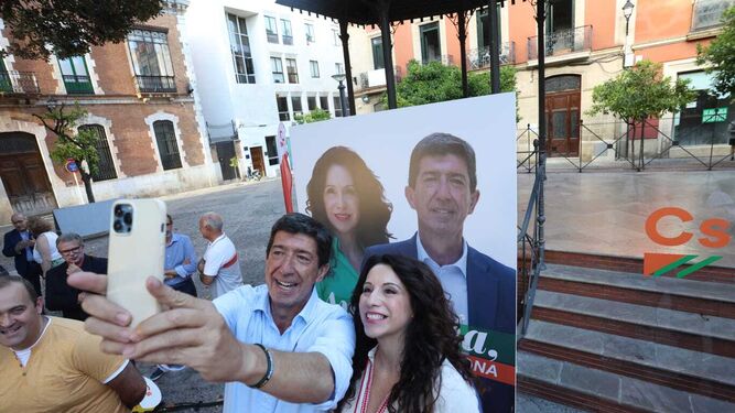Juan Marín y Rocío Ruiz, este jueves en el arranque de la campaña de Ciudadanos en Jerez.