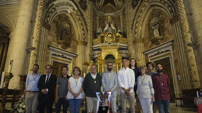 Foto de la ofrenda del Almería a la Virgen del Mar.