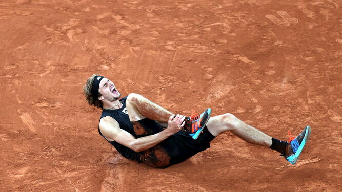 Zverev se retuerce de dolor tras hacerse un esguince en las semifinales de Roland Garros.