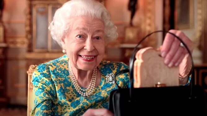 La reina descubre su sandwich que lleva en el bolso en el vídeo con el osito Paddington