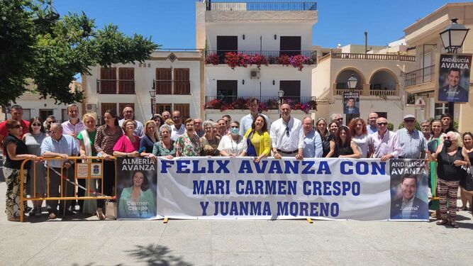 Carmen Crespo, junto a simpatizantes, en el municipio de Felix