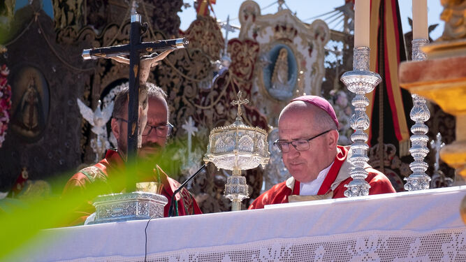 El obispo de Huelva, Santiago Gómez Sierra, durante la homilía de la polémica.