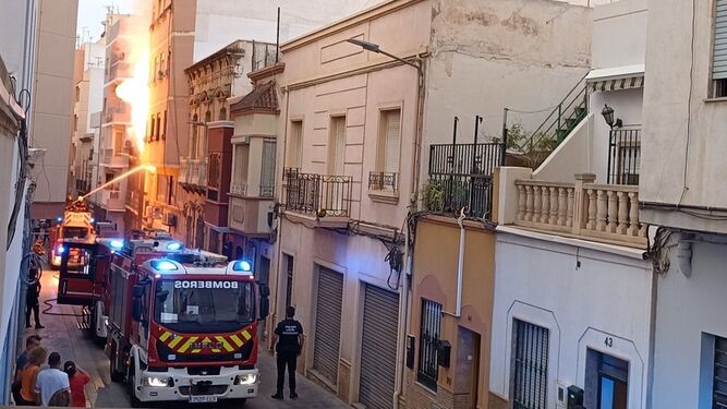 Investigan un incendio sin heridos en una casa del centro de Almería que queda totalmente calcinada