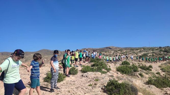 Los alumnos del CEIP San Valetín unen sus manos por el medio ambiente