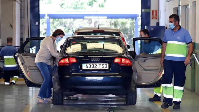 Una usuaria sale del vehículo en una estación de la ITV en Huelva.
