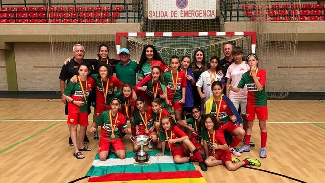 Foto de familia del equipo alevín femenino del UD Pavía, campeón de España