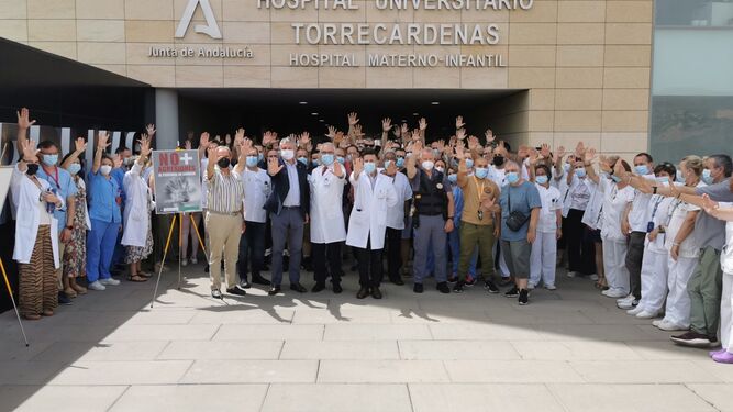 Sanitarios condenan la "aberrante" agresión a dos vigilantes de seguridad del Hospital Torrecárdenas