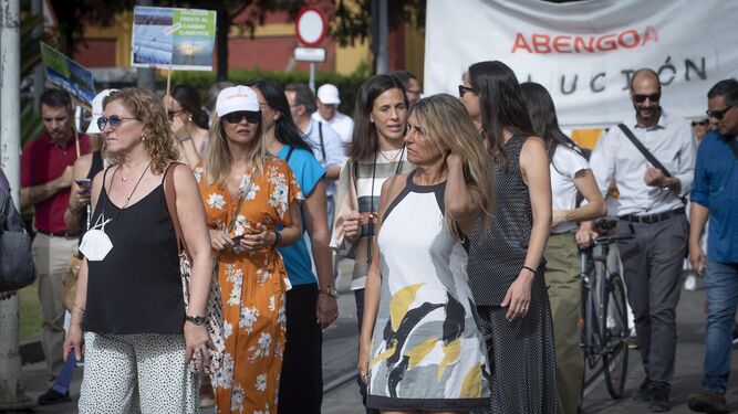 Trabajadores de Abengoa se manifiestan ayer por Sevilla para pedir al Gobierno que dé la ayuda pedida.