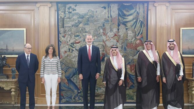 El ministro de Asuntos Exteriores de Arabia Saudi, el príncipe Faisal Bin Farhan Al Saud, recibido por el Rey Felipe VI en Zarzuela.