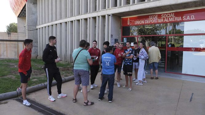 Aficionados del Almería hacen cola en la sede del club