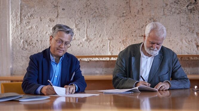 Santiago Alfonso y Antonio Moral firman la renovación del acuerdo