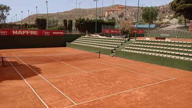 Pista central del Club de Tenis Almería.