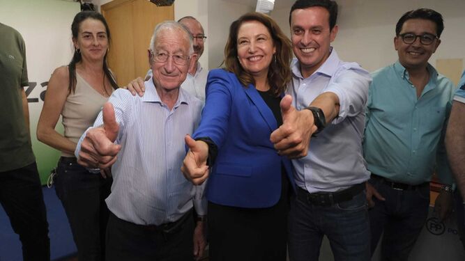 Carmen Crespo, cabeza de lista por el PP de Almería, junto a Gabriel Amat y el actual presidente de partido, Javier Aureliano García.