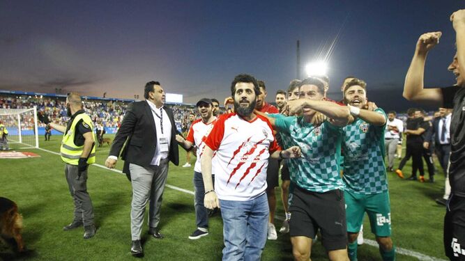 Turki Al-Sheik celebrando el ascenso con los jugadores en Butarque