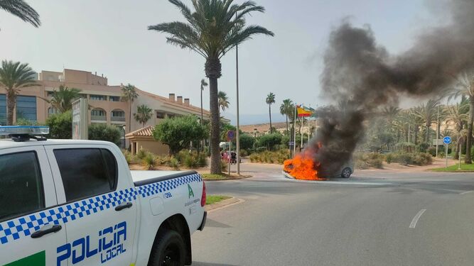 El espectacular rescate de una familia atrapada por las llamas de un coche en El Ejido