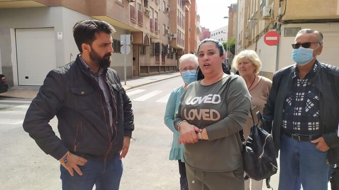 El portavoz de Vox con vecinos afectados por los derrumbes en El Tagarete
