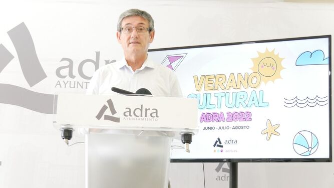 El alcalde de Adra, Manuel Cortés, presentando la programación cultural de Verano.