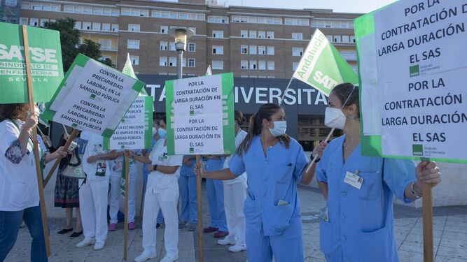 Imagen de archivo de una concentración de enfermeras en el Hospital virgen del Rocío.