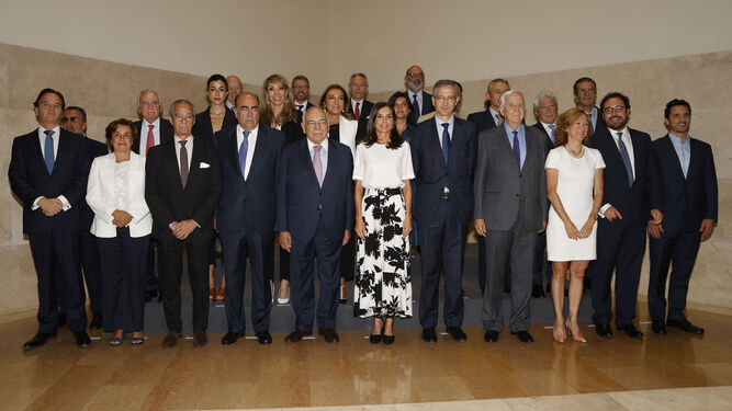 La reina Letizia posa para la foto de familia junto a los asistentes a la reunión del patronato de la Fundación FAD Juventud, este miércoles en la sede del Banco de España en Madrid.
