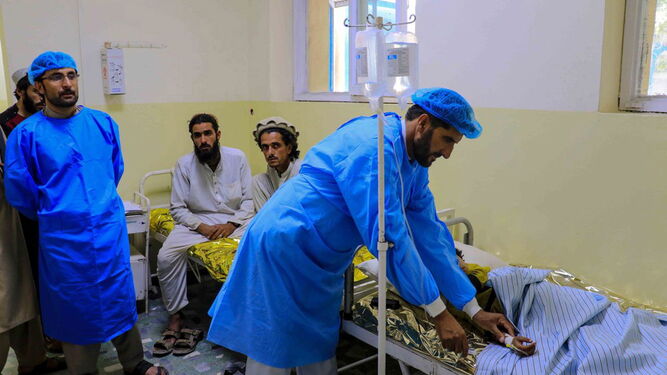 Personal sanitario atiende a un herido en un hospital de Paktia.