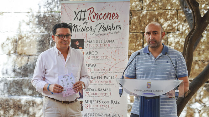 El diputado de Cultura y Cine, Manuel Guzmán con Antonio Torrente, concejal de Cultura de Oria.