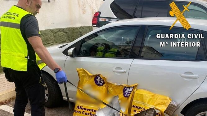 Detenido con 100 kilos de hachís ocultos en sacos de pienso para perros en la A-7 a su paso por Turre