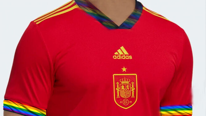 Montaje de la camiseta española con motivos LGTBI