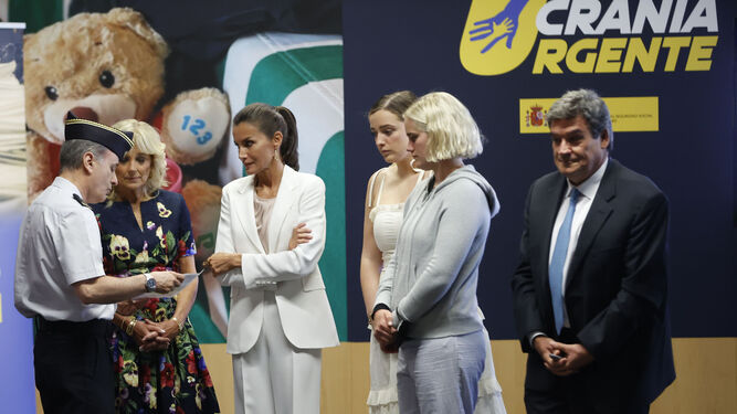 La reina Letizia y la primera dama de EEUU, Jill Biden, visitan el centro de acogida de refugiados ucranianos.