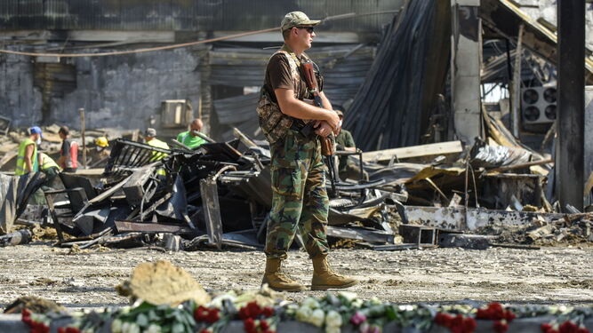 Un soldado ucraniano en zona devastada en Kremenchuk (Ukraine).