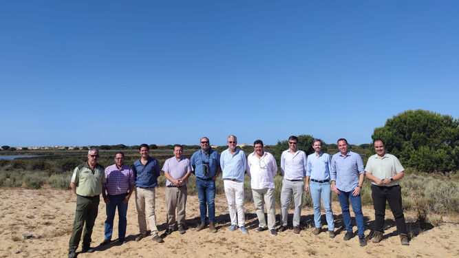 Vicente Pérez con criadores de ganado marismeño